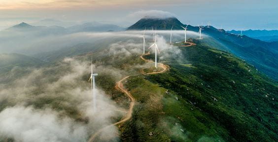 Pale eoliche su una collina – In che modo i green bond possono sostenere la transizione a un futuro più sostenibile