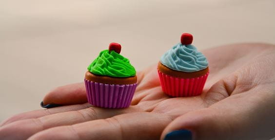 2 cupcake piccoli sulla mano della donna - Ora di ripensare il Regno Unito come una classe di attività